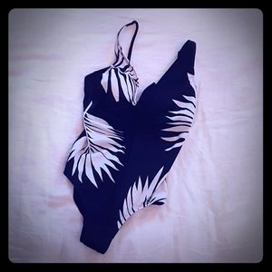 New without tags women's size M one piece swim.